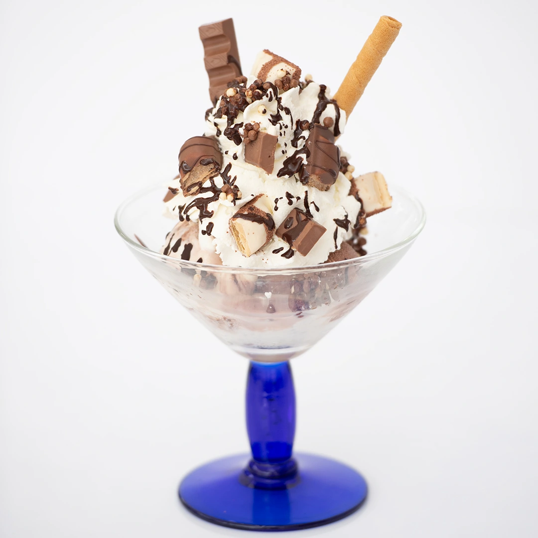 Coppa Gelato City: composta con gelato alla Nutella e cioccolato, panna, mix di cioccolati kinder, praline di cereali ricoperte di cioccolato, salsa al cioccolato.
